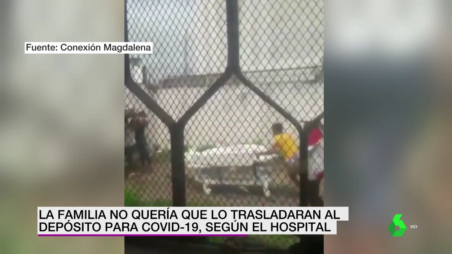Familiares sacan a la fuerza el cadáver de un muerto por COVID-19 de un hospital y corren con él en una camilla Familiares sacan a la fuerza el cadáver de un muerto por COVID-19 de un hospital y corren con él en una camilla