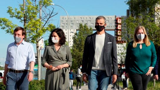 Toni Cant&oacute;, junto a Isabel D&iacute;az Ayuso