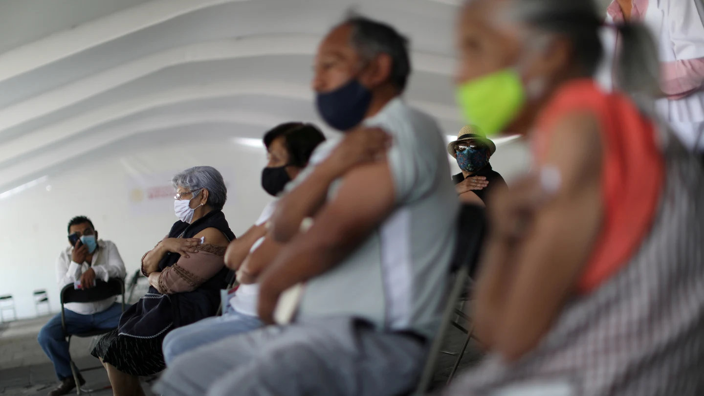 Momento de la campaña de vacunación en México Momento de la campaña de vacunación en México