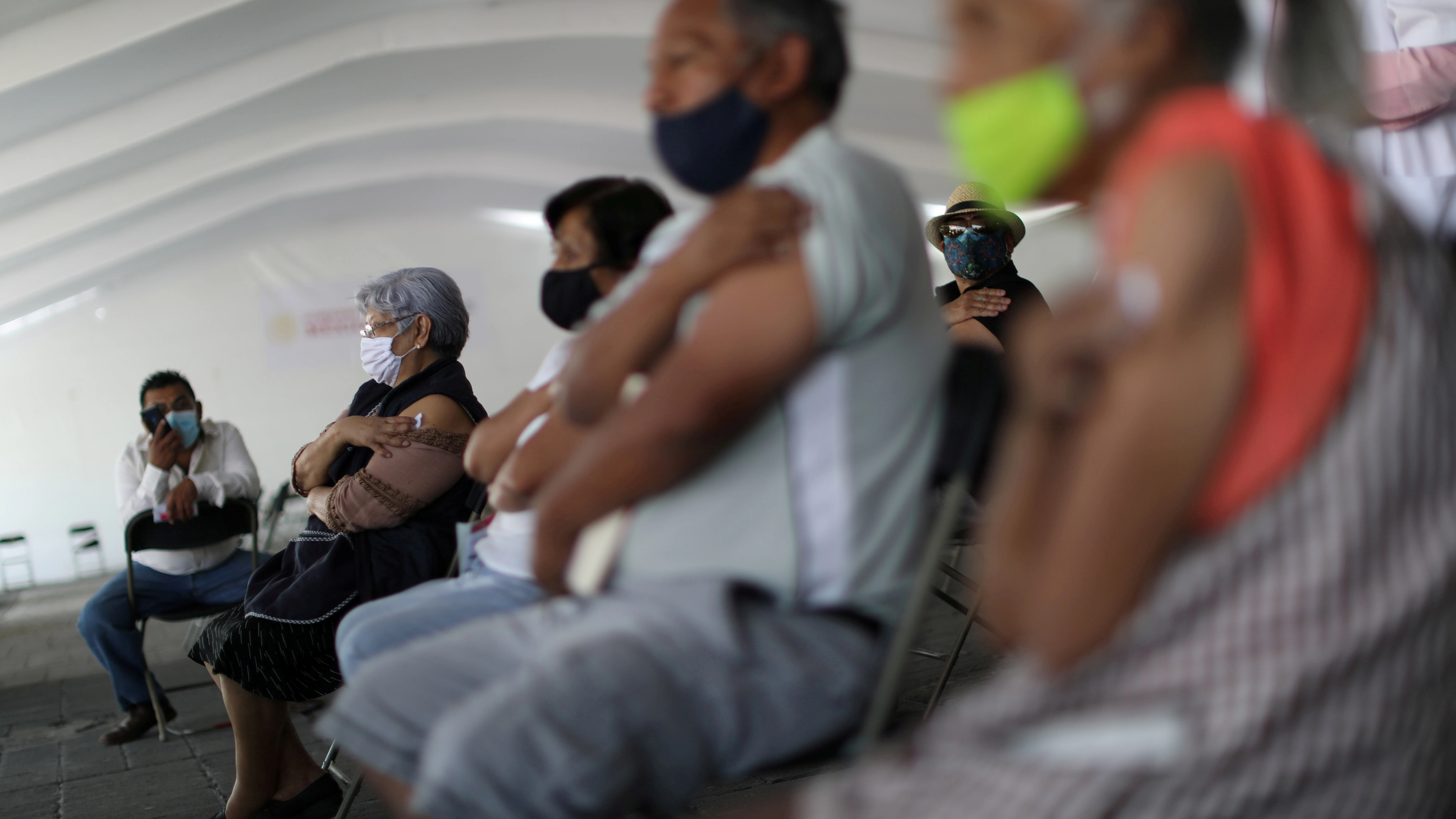 Momento de la campaña de vacunación en México