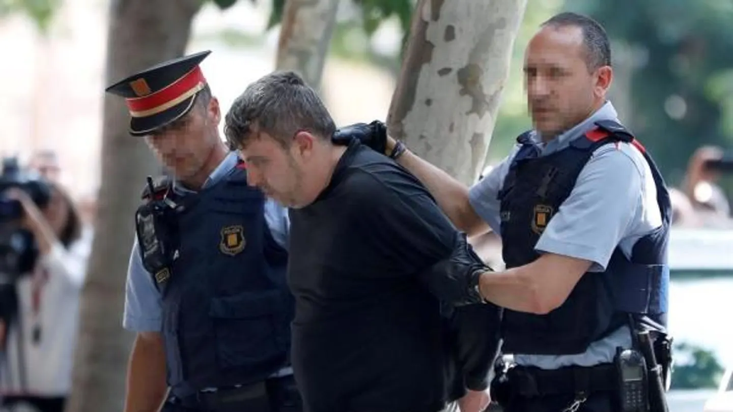 Mossos d'esquadra custodian al detenido en relación con el asesinato de Laia Mossos d'esquadra custodian al detenido en relación con el asesinato de Laia
