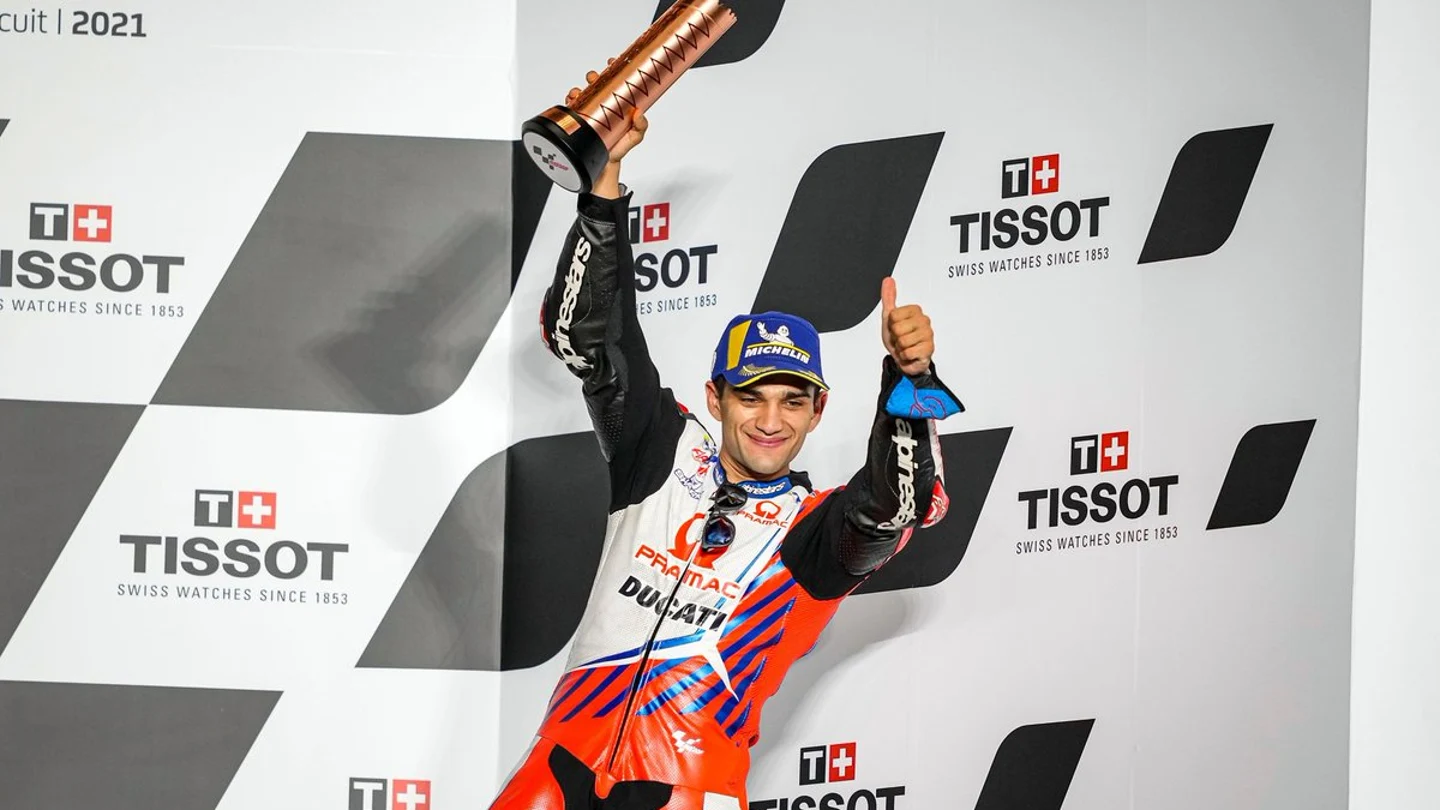 Jorge Martín levantando su primer trofeo de MotoGP Jorge Martín levantando su primer trofeo de MotoGP