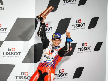 Jorge Mart&iacute;n levantando su primer trofeo de MotoGP