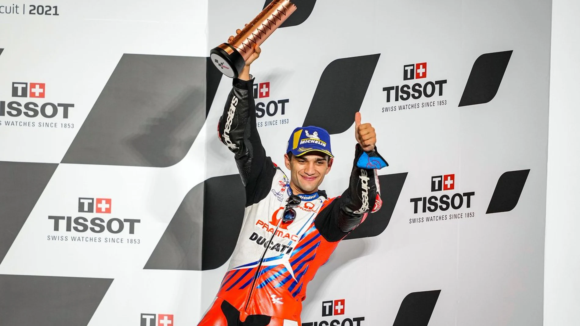 Jorge Martín levantando su primer trofeo de MotoGP