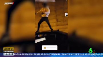 Investigan a un joven por bailar sobre su coche en marcha y difundirlo en redes sociales