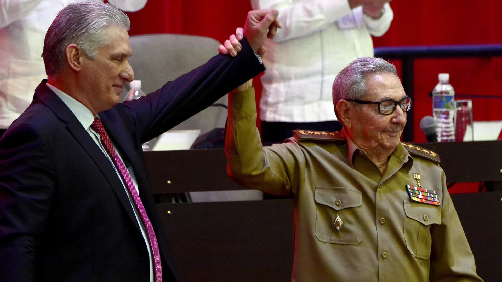 Miguel Díaz-Canel Bermúdez, presidente de la República, junto al General de Ejército Raúl Castro