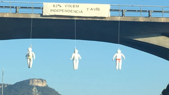 Varios muñecos aparecen colgados de puentes Catalanes: "52%. Queremos la independencia. Primer aviso" Varios muñecos aparecen colgados de puentes Catalanes: "52%. Queremos la independencia. Primer aviso"