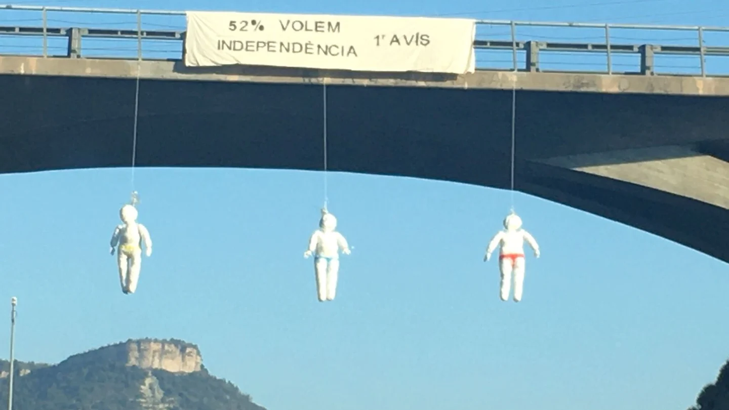 Varios muñecos aparecen colgados de puentes Catalanes: "52%. Queremos la independencia. Primer aviso" Varios muñecos aparecen colgados de puentes Catalanes: "52%. Queremos la independencia. Primer aviso"