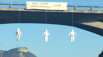 Varios muñecos aparecen colgados de puentes Catalanes: "52%. Queremos la independencia. Primer aviso"