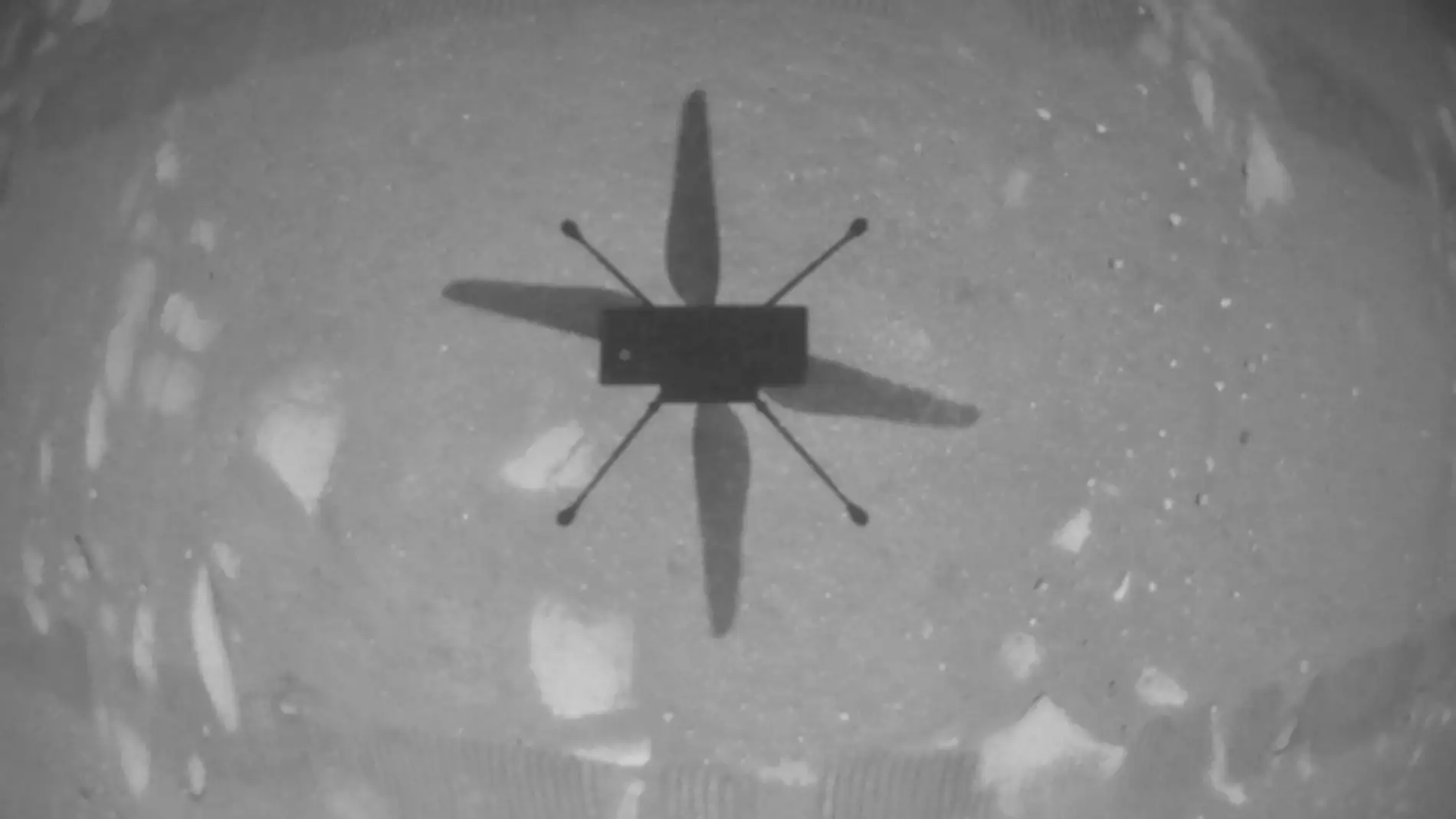 Sombra del Ingenuity, vista desde el propio helicóptero durante el vuelo