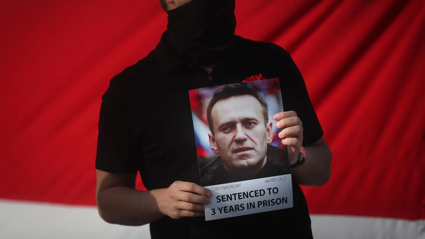Un hombre sostiene una imagen del líder opositor ruso Alexei Navalni en una protesta por su encarcelamiento. Un hombre sostiene una imagen del líder opositor ruso Alexei Navalni en una protesta por su encarcelamiento.