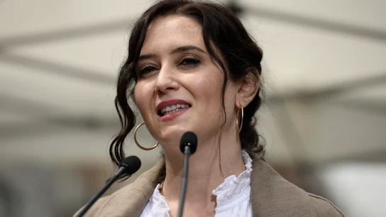 La candidata a la reelección en las elecciones madrileñas, Isabel Díaz Ayuso interviene durante su visita a una carpa del Partido Popular en Chamberí Ayuso Madrid