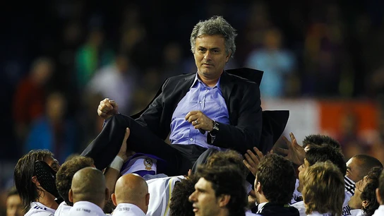 José Mourinho, manteado por sus jugadores tras ganar la Copa del Rey frente al FC Barcelona en 2011 José Mourinho, manteado por sus jugadores tras ganar la Copa del Rey frente al FC Barcelona en 2011