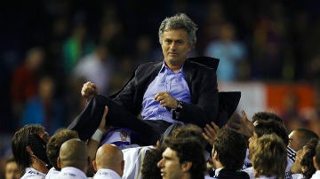  José Mourinho, manteado por sus jugadores tras ganar la Copa del Rey frente al FC Barcelona en 2011