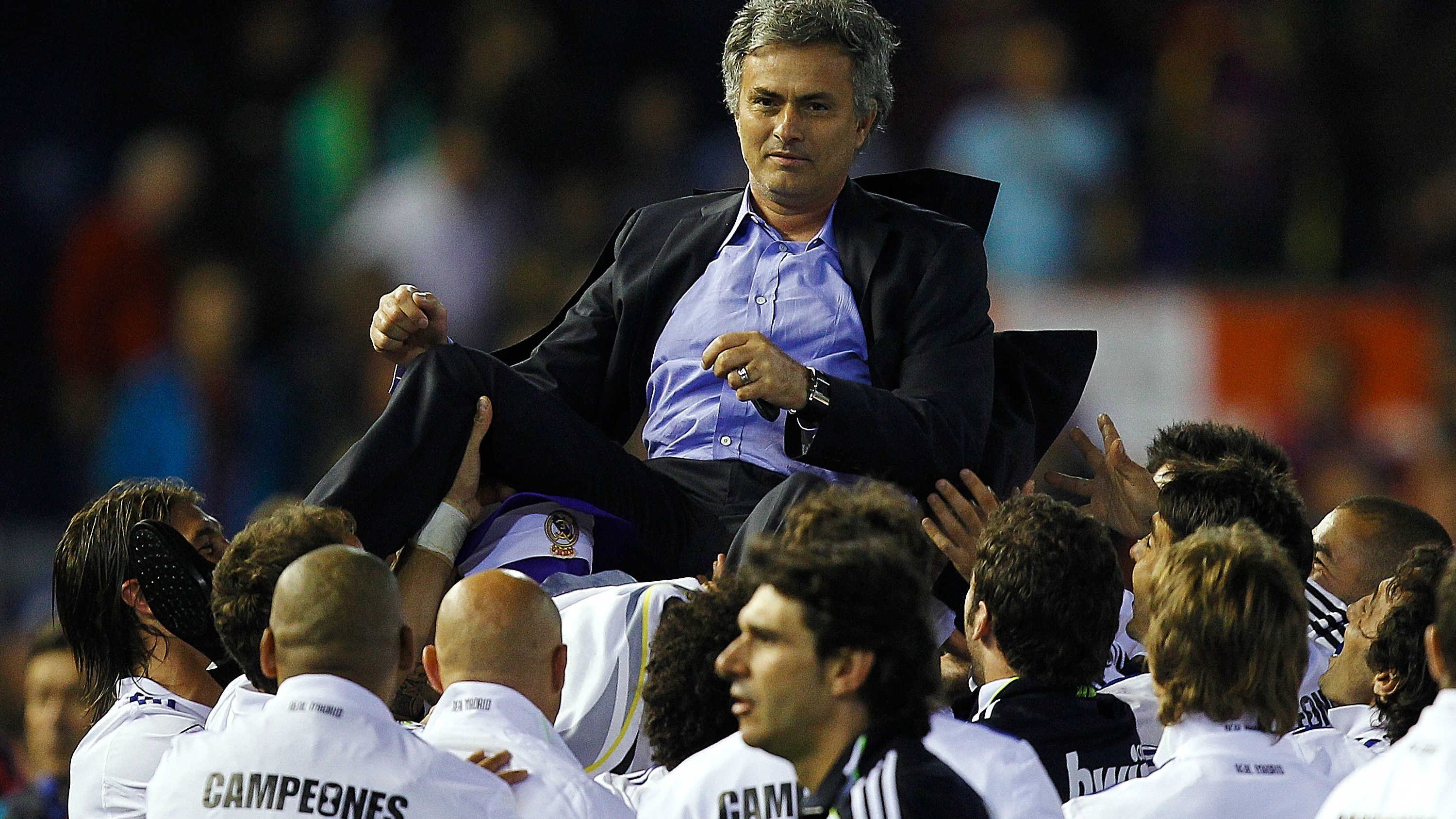  José Mourinho, manteado por sus jugadores tras ganar la Copa del Rey frente al FC Barcelona en 2011