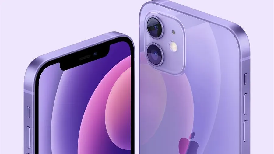 El iPhone 12, en morado.