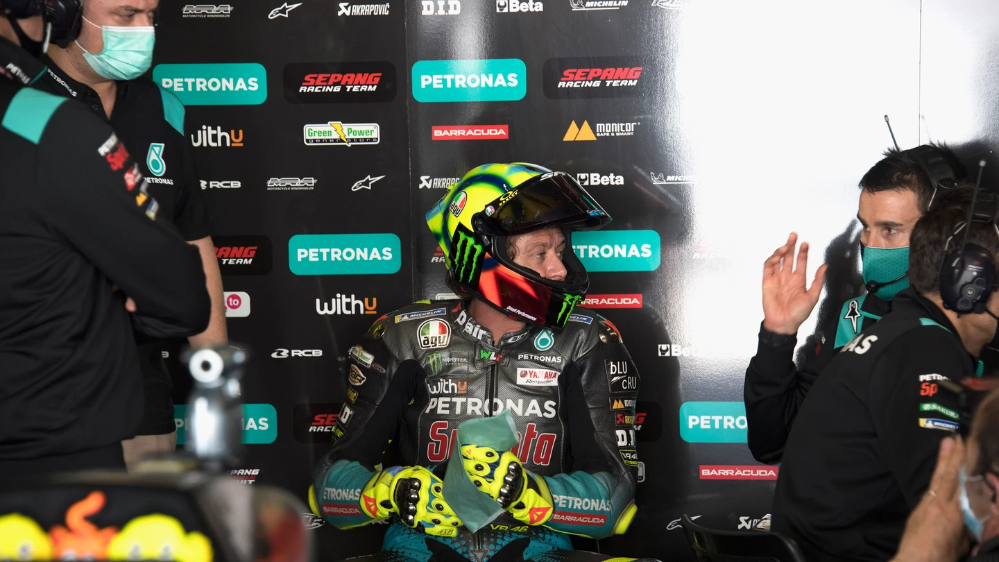 Valentino Rossi, en el 'box' de Petronas Valentino Rossi, en el 'box' de Petronas