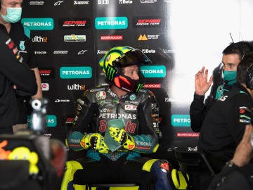 Valentino Rossi, en el 'box' de Petronas