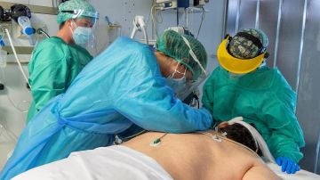 Profesionales sanitarios atienden a un paciente de coronavirus en Castilla-La Mancha