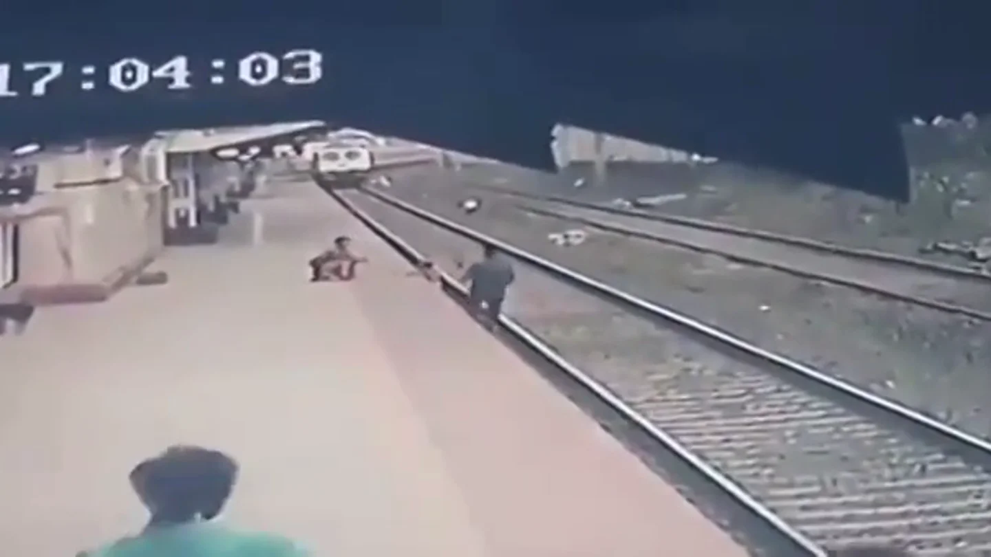 El momento en el que un hombre salva a un niño de ser arrollado por un tren El momento en el que un hombre salva a un niño de ser arrollado por un tren