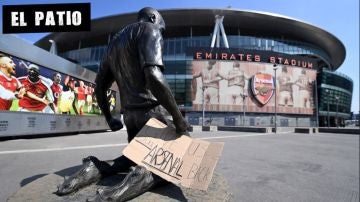 Un cartel contra la Superliga colocado a las puertas del Emirates Stadium del Arsenal en Londres