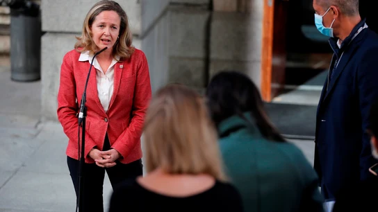 Nadia Calviño llama a la responsabilidad de los bancos y carga contra los bonus de los ejecutivos: "Son inaceptables" Nadia Calviño llama a la responsabilidad de los bancos y carga contra los bonus de los ejecutivos: "Son inaceptables"