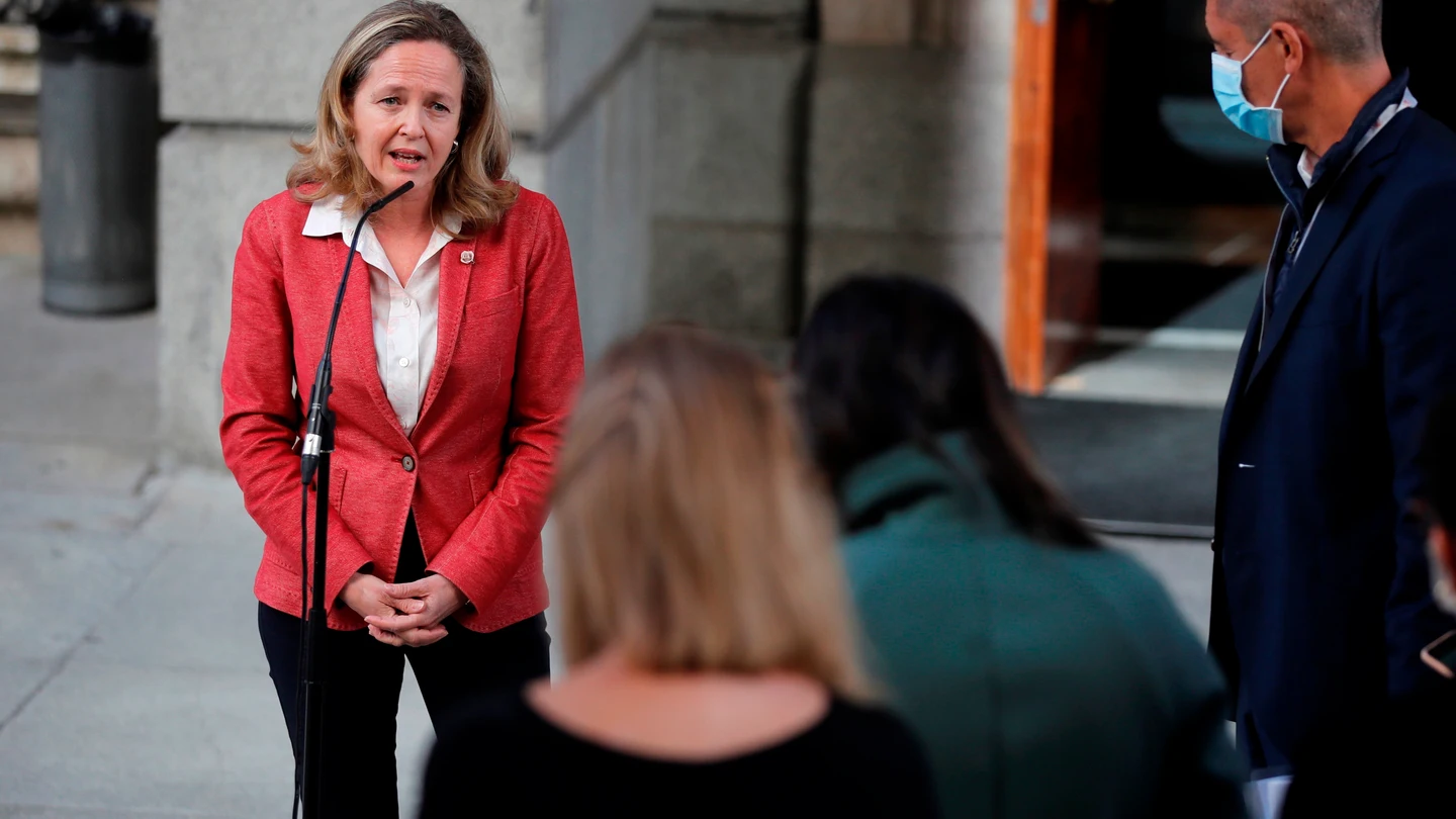 Nadia Calviño llama a la responsabilidad de los bancos y carga contra los bonus de los ejecutivos: "Son inaceptables" Nadia Calviño llama a la responsabilidad de los bancos y carga contra los bonus de los ejecutivos: "Son inaceptables"