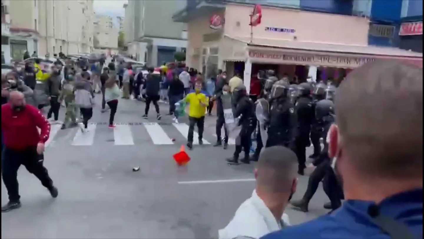 Recibimiento hostil al Real Madrid en Cádiz: lanzamiento de conos contra el autobús Recibimiento hostil al Real Madrid en Cádiz: lanzamiento de conos contra el autobús