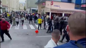 Recibimiento hostil al Real Madrid en Cádiz: lanzamiento de conos contra el autobús