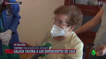 Carmen, primera vacunada con Janssen en A Coruña