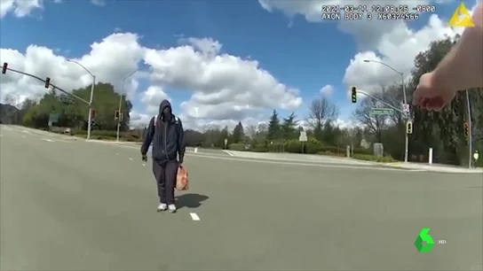 Salen a la luz las brutales imágenes de un policía disparando hasta la muerte a un indigente negro en California Salen a la luz las brutales imágenes de un policía disparando hasta la muerte a un indigente negro en California