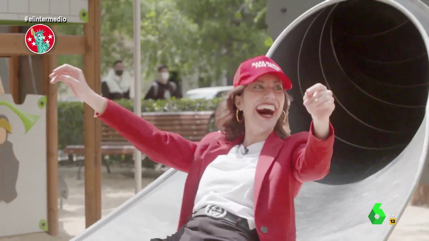 Ayuso se planta en pleno Chamberí para pedir el voto: "¿Podéis oler esto? Se llama libertad" Ayuso se planta en pleno Chamberí para pedir el voto: "¿Podéis oler esto? Se llama libertad"