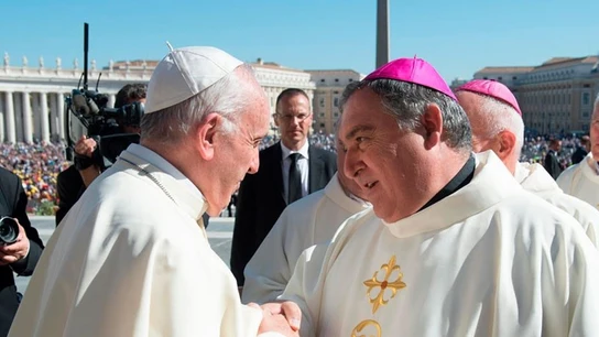 El obispo de Canarias, José Mazuelos, junto al Papa Francisco en una foto de archivo. El obispo de Canarias, José Mazuelos, junto al Papa Francisco en una foto de archivo.