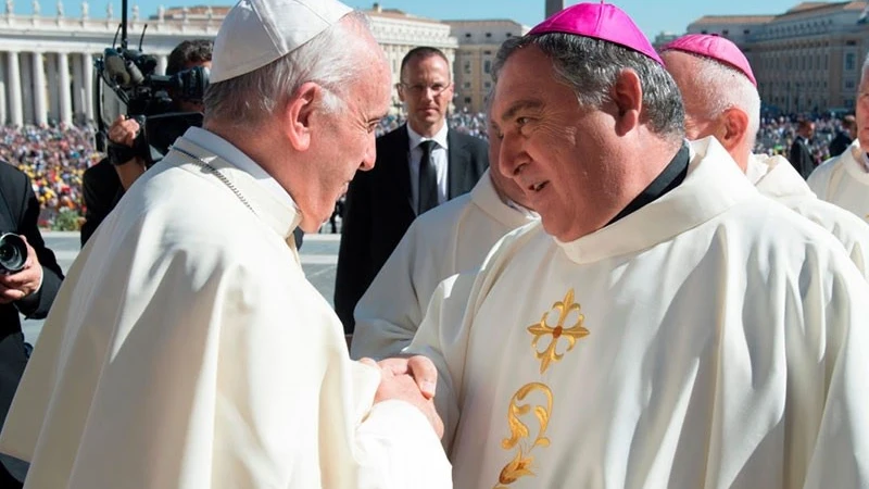 El obispo de Canarias, José Mazuelos, junto al Papa Francisco en una foto de archivo.