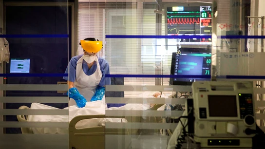 Una sanitaria atiende a un paciente en la Unidad de Cuidados Intensivos de Coronavirus del Hospital de Galdakao (Bizkaia). Una sanitaria atiende a un paciente en la Unidad de Cuidados Intensivos de Coronavirus del Hospital de Galdakao (Bizkaia).