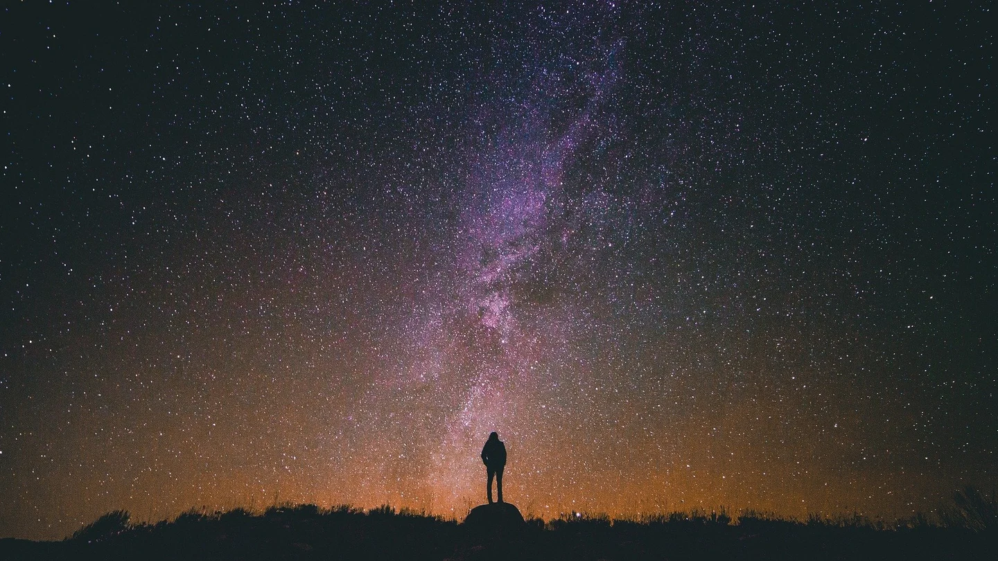 Mujer mira a un cielo estrellado Mujer mira a un cielo estrellado