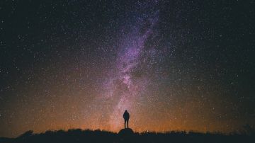 Mujer mira a un cielo estrellado