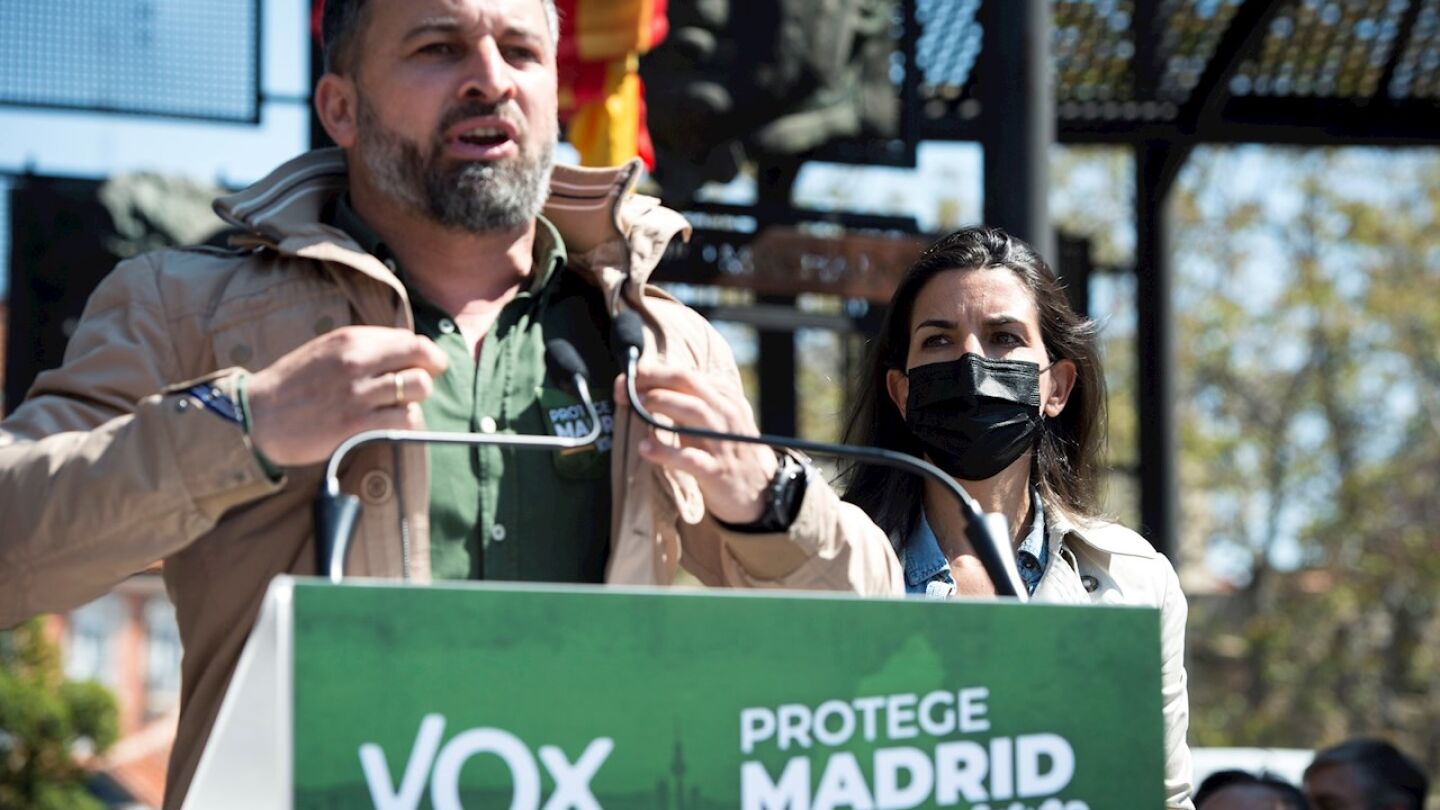 La candidata de Vox a la presidencia de la Comunidad de Madrid, Roc&iacute;o Monasterio (d), y el presidente del partido, Santiago Abascal,
