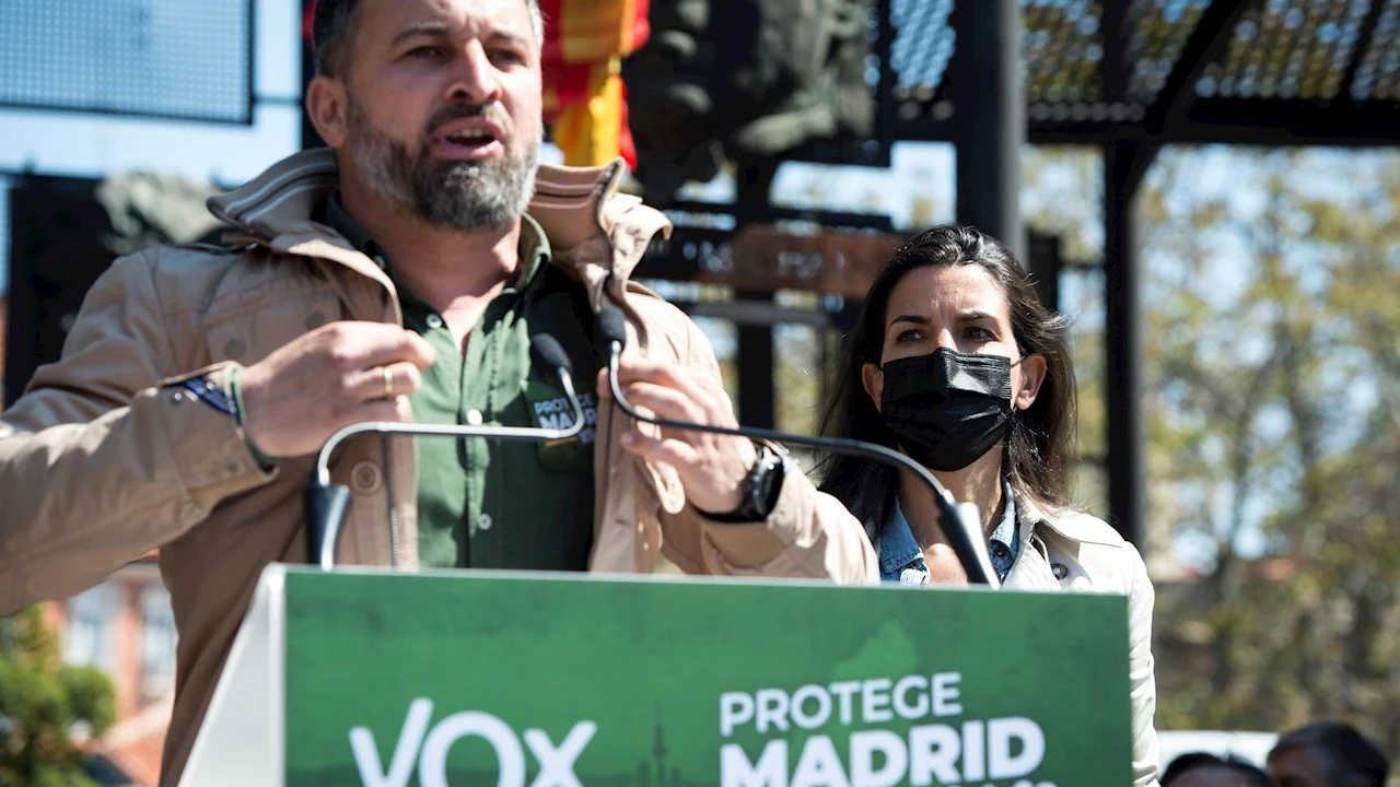 La candidata de Vox a la presidencia de la Comunidad de Madrid, Rocío Monasterio (d), y el presidente del partido, Santiago Abascal,