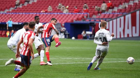 Ángel Correa chuta a portería. Ángel Correa chuta a portería.