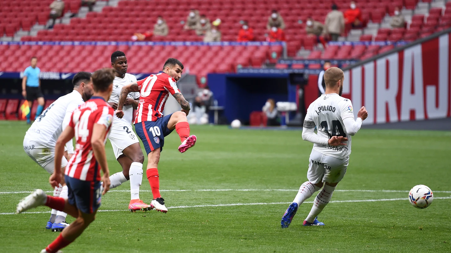 Ángel Correa chuta a portería. Ángel Correa chuta a portería.