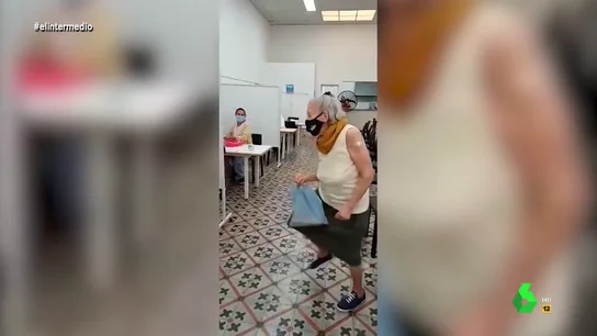 El 'subidón' a modo de baile frenético de una señora al vacunarse El 'subidón' a modo de baile frenético de una señora al vacunarse
