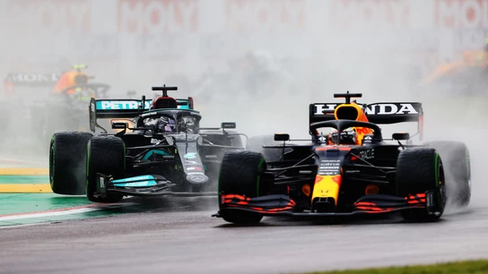 Max Verstappen adelanta a Lewis Hamilton en el Gran Premio de la Emilia-Romagna Max Verstappen adelanta a Lewis Hamilton en el Gran Premio de la Emilia-Romagna