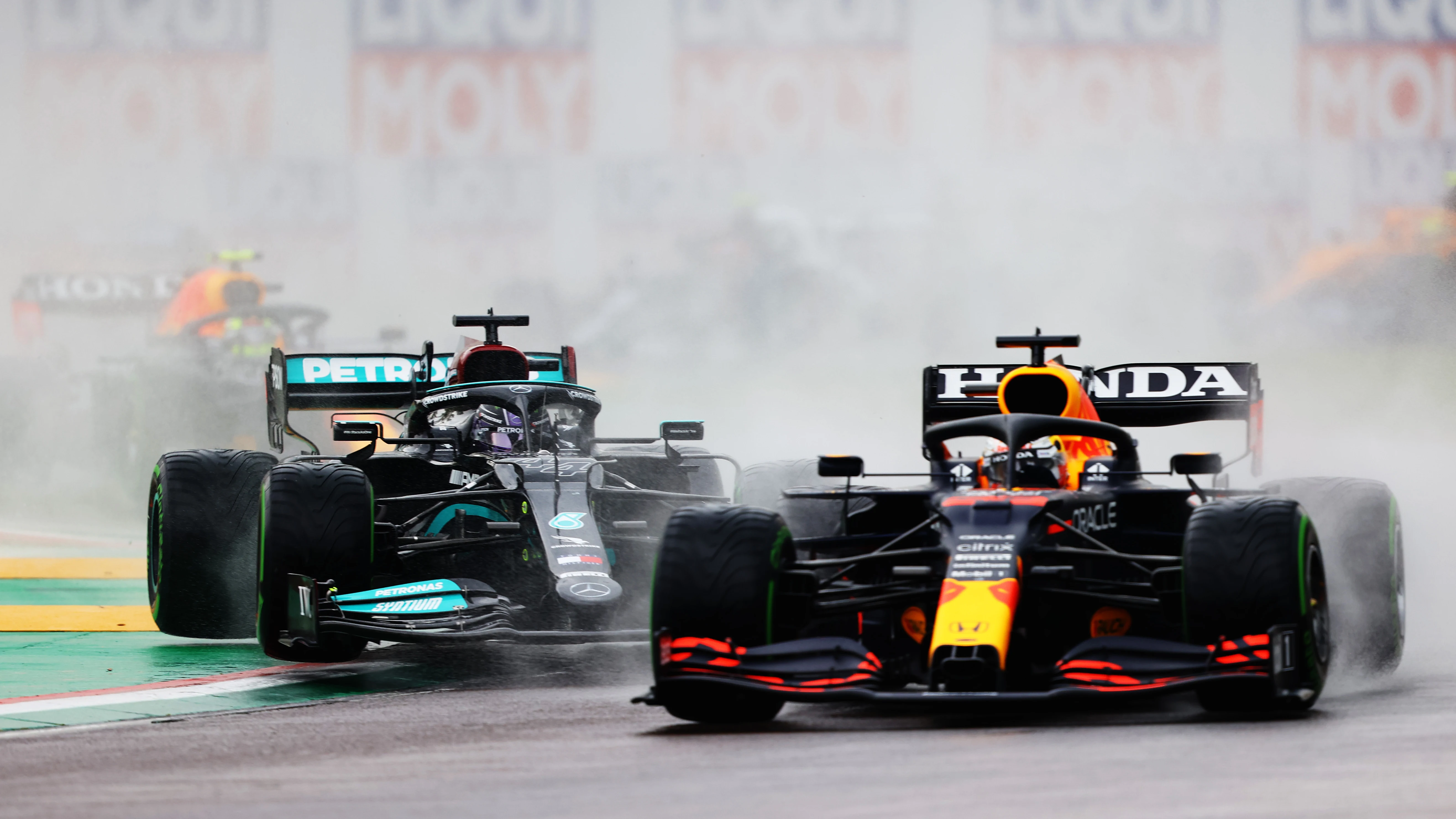 Max Verstappen adelanta a Lewis Hamilton en el Gran Premio de la Emilia-Romagna