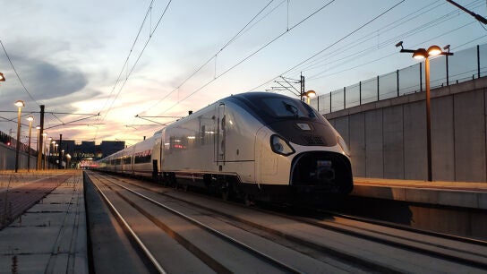 Tren AVRIL llegando a una estación