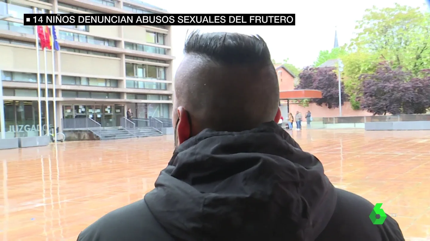 Los padres de las víctimas del frutero de Valdeavero lo reciben a gritos e insultos en su primer día de declaración Los padres de las víctimas del frutero de Valdeavero lo reciben a gritos e insultos en su primer día de declaración