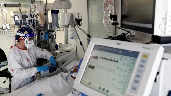 Una sanitaria atiende a un paciente en una UCI en Navarra Una sanitaria atiende a un paciente en una UCI en Navarra