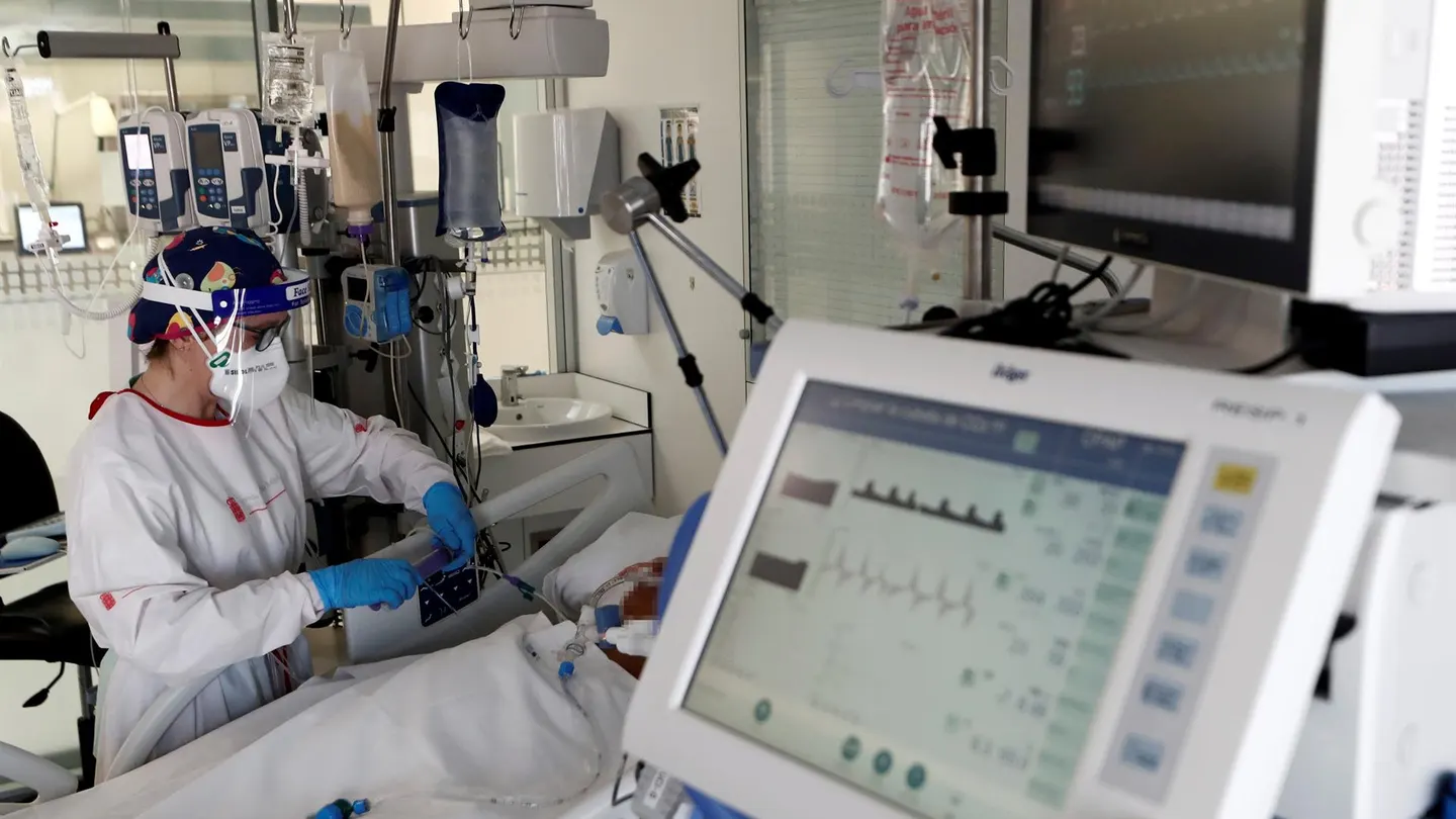 Una sanitaria atiende a un paciente en una UCI en Navarra Una sanitaria atiende a un paciente en una UCI en Navarra