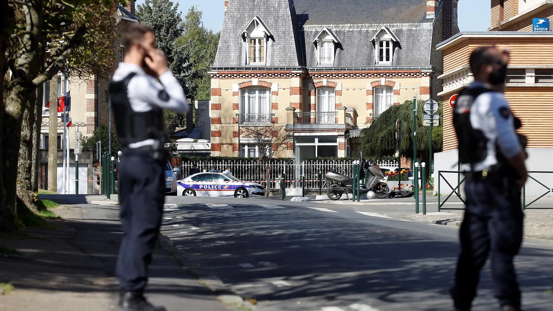 La Fiscalía Antiterrorista de Francia investiga el asesinato de una agente de Policía en una comisaría cerca de París