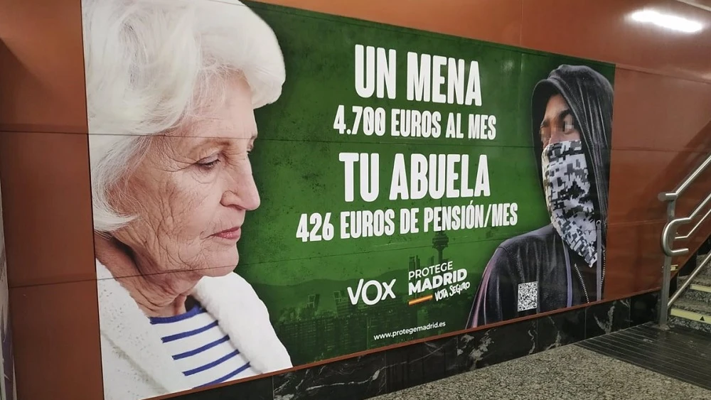 Imagen del cartel racista de Vox en Sol